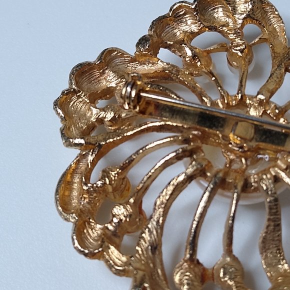 Vintage Faux Pearl And Metal Large Flower Brooch - Picture 14 of 15